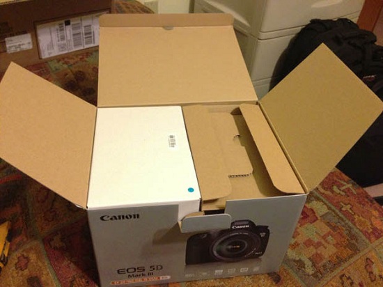 Canon EOS 5D MKIII и нарезанный паркет в посылке Canon EOS 5D MKIII и нарезанный паркет в посылке