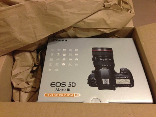 Canon EOS 5D MKIII и нарезанный паркет в посылке Canon EOS 5D MKIII и нарезанный паркет в посылке